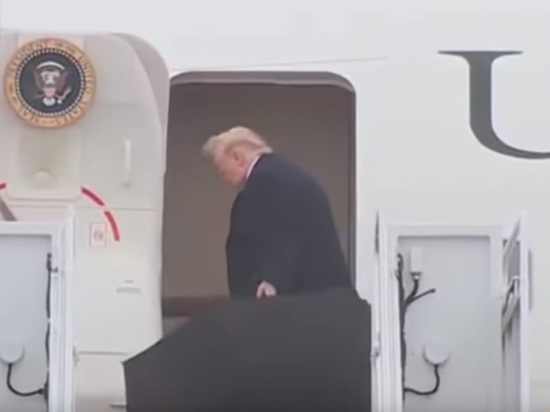 Трамп насмешил пользователей Сети, не сумев закрыть зонт