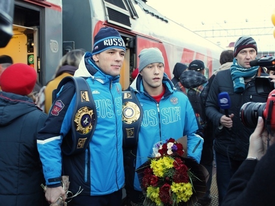 Борцы Емелин и Сурков вернулись домой с чемпионскими поясами