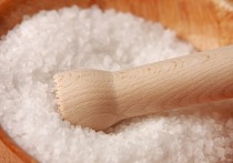 Группа исследователей, представляющих Йельский университет, пришла к выводу, что потребление соли в чрезмерных количествах существенно повышает риск развития рассеянного склероза — хронического заболевания, эффективных методов лечения которого на сегодняшний день не существует