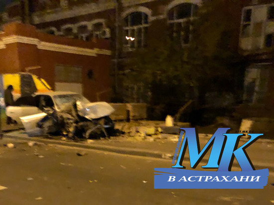 В Астрахани автомобиль разбил кирпичную стену «Коммунэнерго»