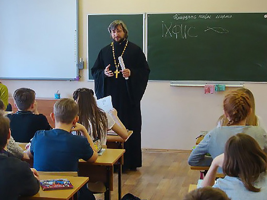 В петербургской гимназии священники прочитали школьникам пятичасовую лекцию о нравственности и правильном браке. По словам одного из учеников, покинуть мероприятие было нельзя