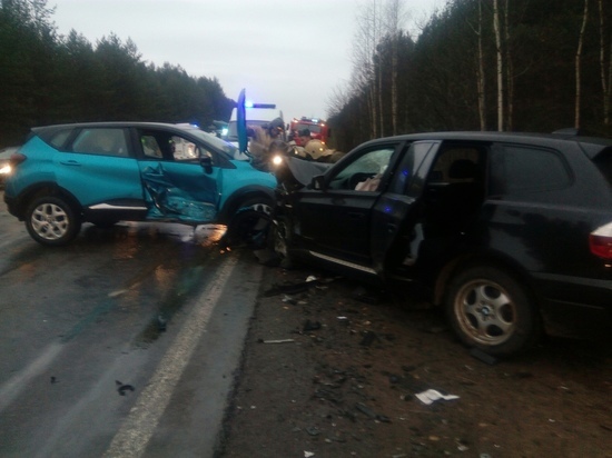 Дорожно-транспортное происшествие с участием трёх иномарок произошло сегодня в восемь утра на автомобильной трассе, соединяющей Котлас с Вычегодским