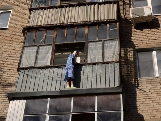 В Ульяновске спасатели сняли с перил балкона забравшуюся туда бабушку