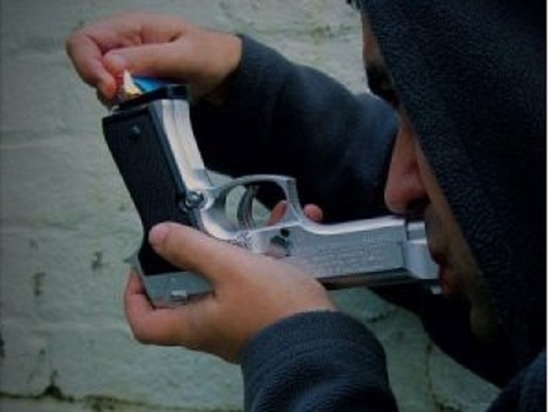 Обдолбавшийся 8 февраля торчок в подъезде дома по улице Труханова увидел в руках 15-летнего подростка газовый пистолет и возжелал его… в смысле пистолет