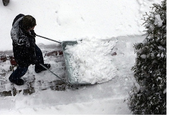 Снегопады продолжаются: в Новокузнецке усиленно борются с сугробами