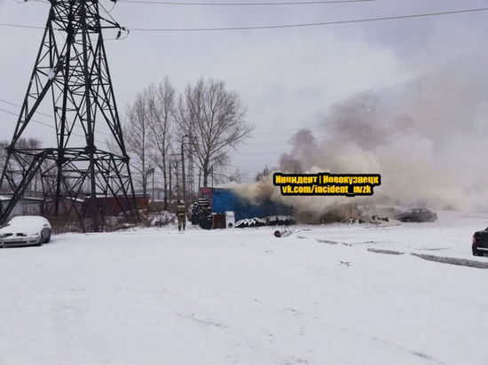 В Новокузнецке произошёл пожар в шиномонтажной мастерской