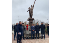 7 ноября в  Казани открыли первый в России памятник выдающемуся танцовщику и балетмейстеру Рудольфу Нурееву, некогда покинувшему СССР