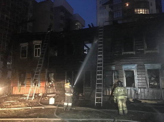 В аварийном деревянном доме в Иркутске на пожаре погибла женщина