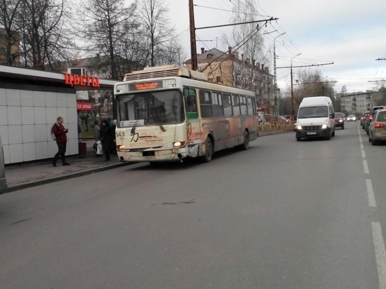 Пожилой пассажир троллейбуса получил травмы из-за резкого маневра водителя