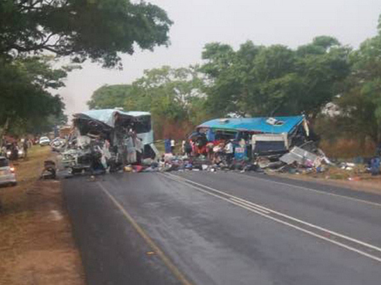 Власти Зимбабве уточнили число погибших в ДТП с двумя автобусами
