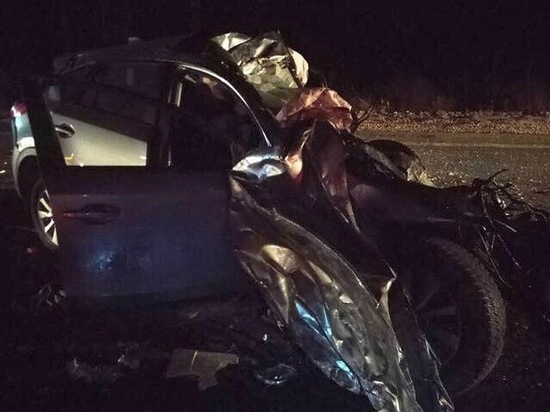 Mazda врезалась в грузовик на трассе в Чувашии, двое погибли