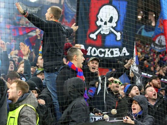 Фанаты ЦСКА пытались подраться с болельщиками "Ромы" в Москве