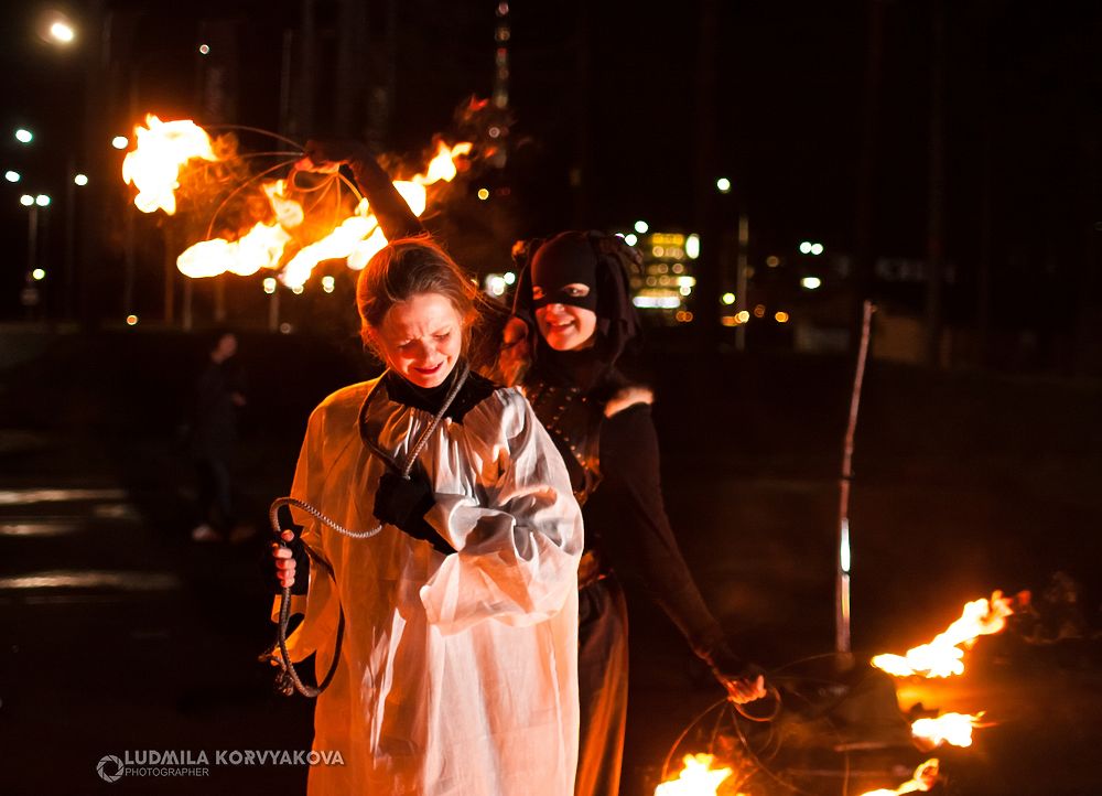 Огонь – мой друг: лучшие фото выступления уличных файерщиков в Петрозаводске