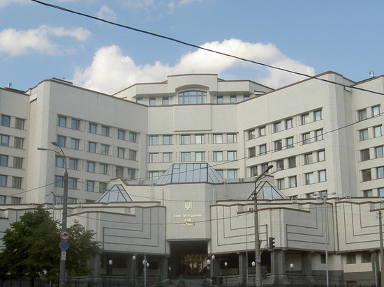 Конституционный суд Украины признал законной отмену пособия по уходу за ребёнком