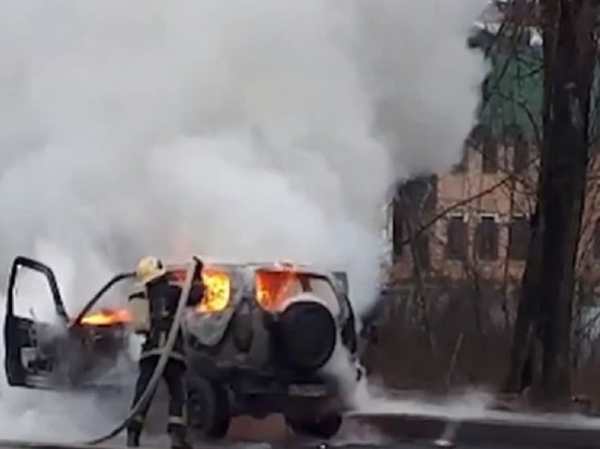 В Архангельске на полном ходу самовозгорелся легковой автомобиль
