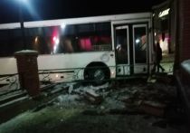 Рано утром в субботу, 10 ноября, рейсовый автобус пробил ограждение у автовокзала в Ленинске-Кузнецком, о чем сообщили очевидцы в социальных сетях
