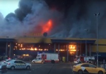 Пожарные службы уже несколько часов борются с возгоранием в гипермаркете «Лента» на Обводном канале, который начался в 8:30 в субботу