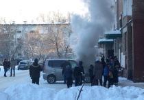 Днем 10 ноября, в субботу, загорелся автомобиль в одном из дворов Кировского района Кемерова