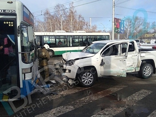 Два автобуса под управлением женщин столкнулись в Барнауле