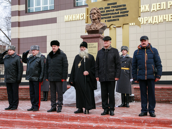 Памятник Петру I открыли в Барнауле ко Дню полиции
