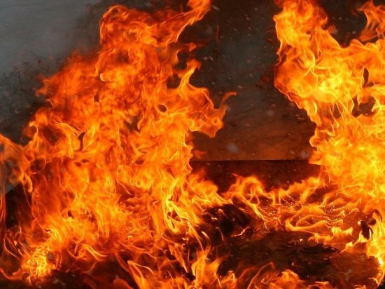 Кемеровские спасатели вызволили мужчину из горящего здания