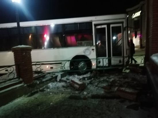 Автобус протаранил ограждение автовокзала в Ленинске-Кузнецком