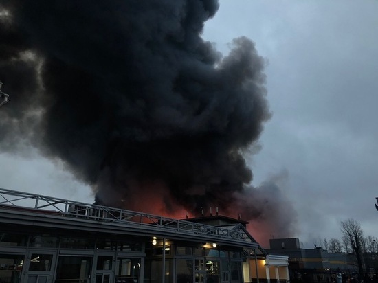 В Петербурге произошел крупный пожар в "Ленте"