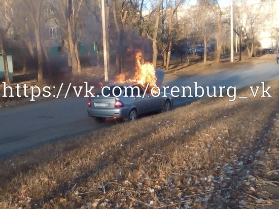 Соцсети: в Оренбурге у лицея №2 загорелся автомобиль