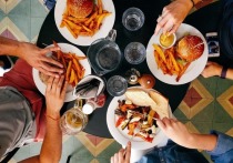 Поздний ужин, содержащий большое количество калорий, нарушает естественные биологические ритмы человека, тем самым увеличивая риск развития диабета и сердечно-сосудистых заболеваний