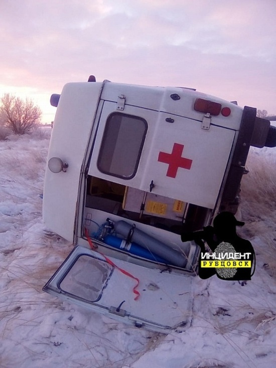 Машина скорой помощи улетела в кювет в Алтайском крае