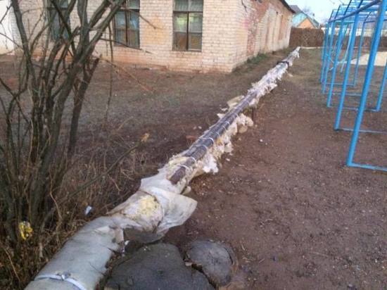 Трубы  возле школы №49 Оренбурга раздают тепло улице