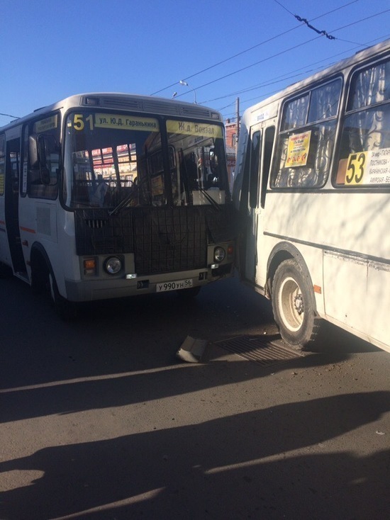 В центре Оренбурга столкнулись пассажирские автобусы