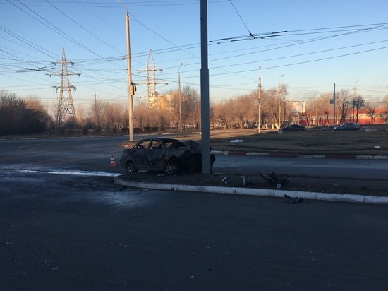 В Оренбурге водитель протаранил опору ЛЭП и загорелся