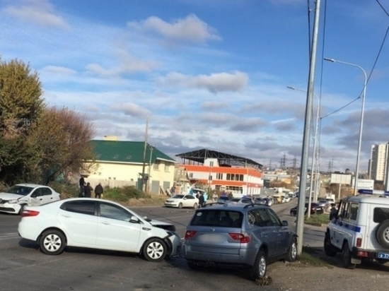 Шесть машин столкнулись на дороге в Волгограде