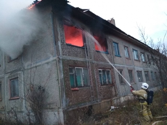 Пламенем объят: пожар в двухэтажном доме произошел под Спас-Деменском