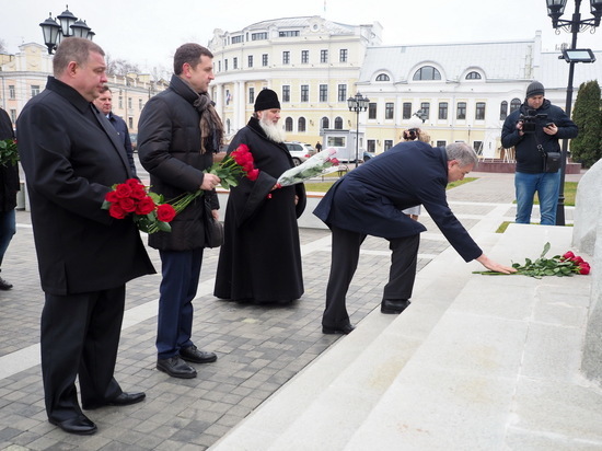 Калужане принесли цветы к памятнику Ивану III