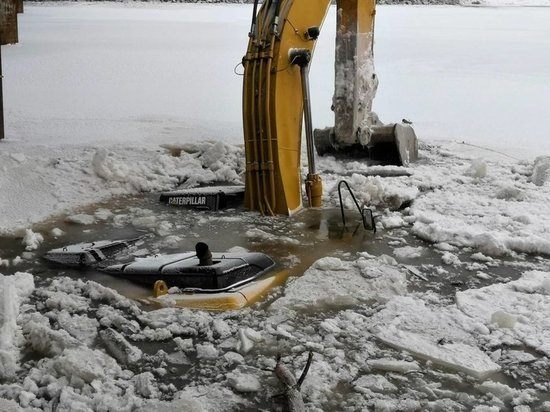 Экскаватор с водителем ушел под лед в Чунском районе