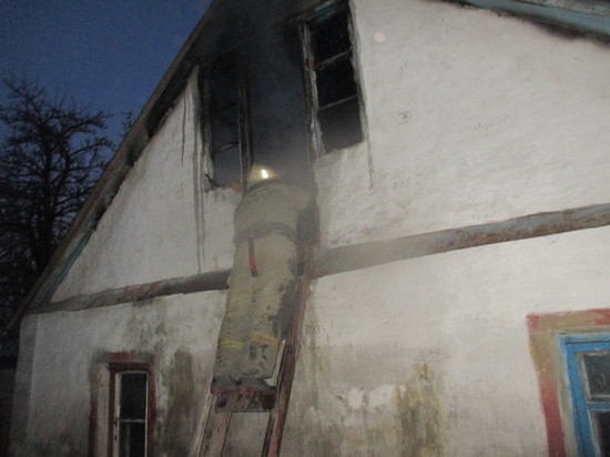 Крыша дома сгорела в Донском