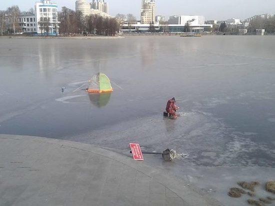 Несмотря на запреты на городском пруду Екатеринбурга уже появились рыбаки