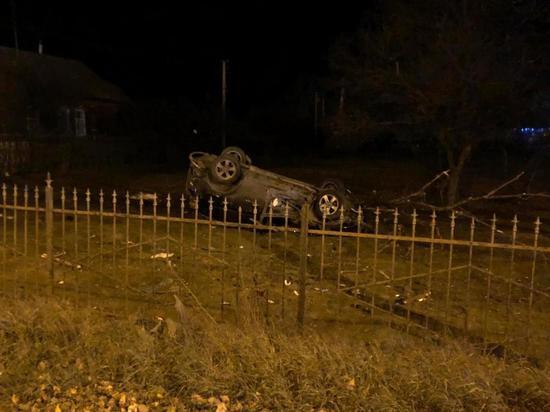 В Тверской области из-за ДТП автомобиль оказался за ограждением трассы