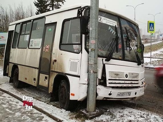 Автобус с пассажирами из-за сильного снегопада врезался в столб