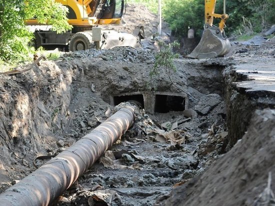 В Екатеринбурге прорвало магистральный трубопровод