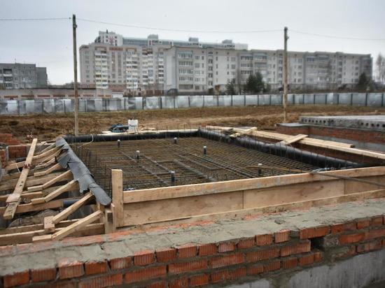 Кирпичная кладка, монтаж тепловой сети: рабочие строят детсад в Вологде