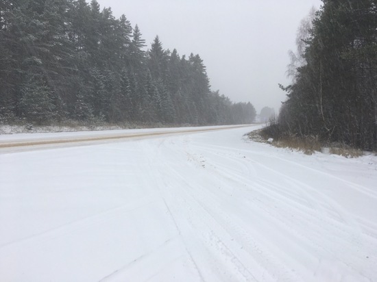 Дороги в Тверской области засыпало снегом