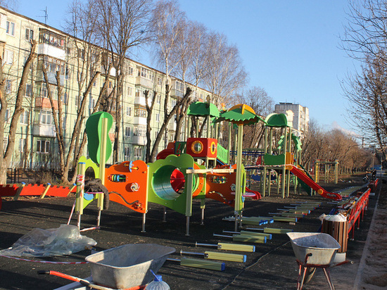 На бульваре Цанова в Твери устанавливают детский комплекс