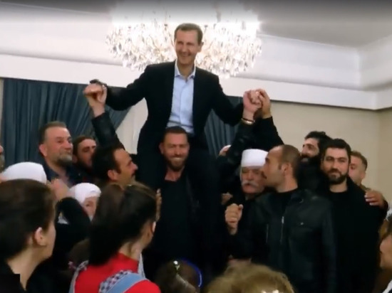 Граждане сирийской провинции Сувейда посадали Асада себе на плечи