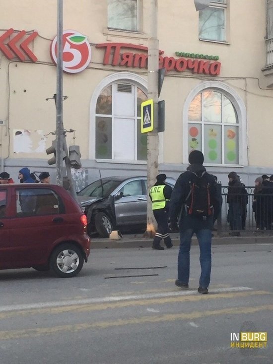 В Екатеринбурге Honda CRV вылетел на тротуар и сбил трех человек