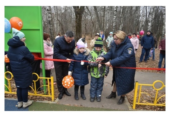 В Серпухове для юных горожан установили новую детскую площадку