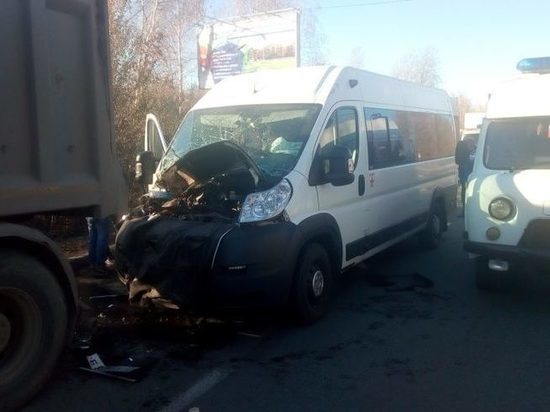 Несколько часов назад в Ульяновске маршрутка столкнулась с самосвалом – пять человек пострадали