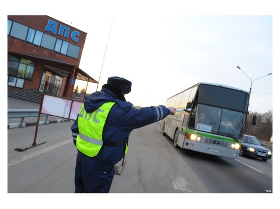 В Серпухове сотрудники ГИБДД проверяют водителей автобусов